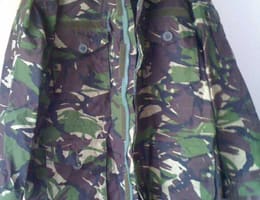 2 jachete de camuflaj woodland