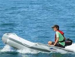 barca gonflabila cu fund rigid