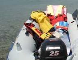 Vand motor Suzuki 2,5 cp si barca 