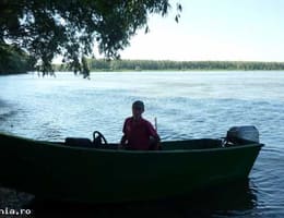 Barca fibra cu motor