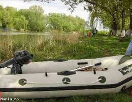 Vand sau schimb barca pneumatica cu moto 