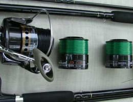 Vand 2 mulinete baitrunner echipate cu fire + 2 lansete crap Wind Blade, noi